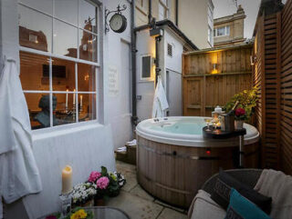 2 3 Harington's Hotel with jacuzzi